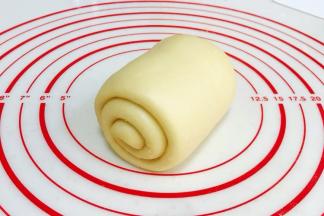 从上往下卷起，收口捏紧，卷2.5～3圈为宜。