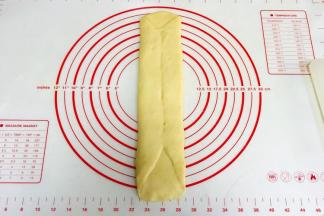 两边往中间对折，稍微捏一下接口。