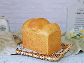 最近疯狂迷恋做吐司，简单又好吃。