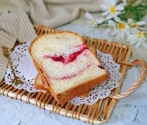 切开一个，迫不及待的吃了三片。