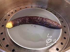 茄子蒸熟，取出晾温