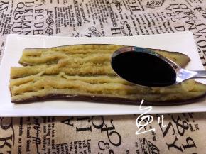 茄子切掉头部，中间划开，倒入混合调料汁