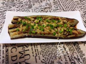 蒜泥上放香葱段