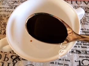 碗中倒入酱油