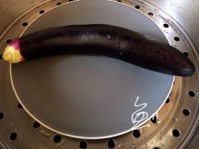 茄子上锅蒸十分钟