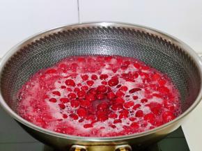 腌制好的蔓越莓，连汤汁一起倒入锅中，再加入蔓越莓果汁，没过果子为佳，大火烧开，煮50秒立即关火。