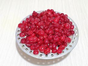 煮好的蔓越莓，放在蒸格上，下面用一个大口碗接着汤汁，待它慢慢淋干，淋出来的汁可以喝的哈。