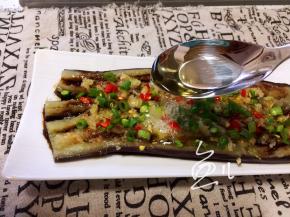 热油淋在辣椒段上