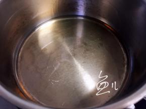 锅中放油烧四成热