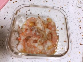 虾仁腌制10分钟