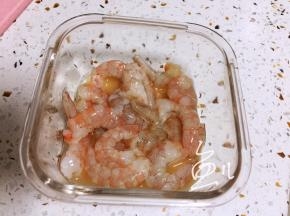 虾仁腌制10分钟