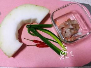 准备食材，虾仁挑去虾线，洗净