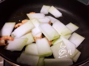 放入冬瓜片翻炒片刻