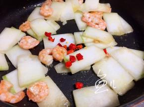 放入干红辣椒段