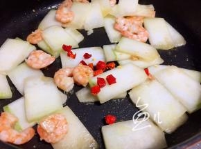 放入干红辣椒段