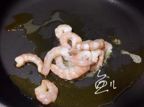 油锅烧热，放入虾仁翻炒变色