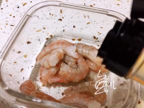 虾仁中倒入料酒