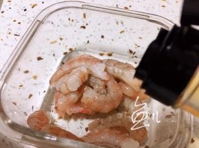 虾仁中倒入料酒