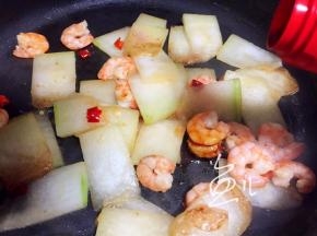 倒入酱油翻炒3分钟左右