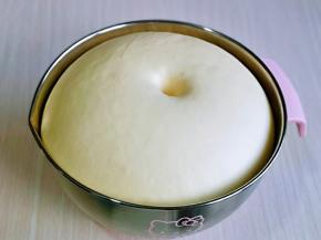 揉成好的面团取出，揉圆，放入器具中，进行发酵，我是蒸烤箱35度发酵40分钟，如果室温发酵注意保持面团的湿度，发酵好的面团，是原来的2倍大，用手摁一下，不回缩即为发酵完成。