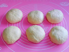 分割成6等份，盖上保鲜膜醒发10分钟，取一块面团，用擀面杖擀长舌状，由上往下卷起来，依次卷好，盖上保鲜膜醒10分钟。