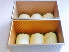 卷好的吐司胚放入吐司盒中，我这个是2个450g的吐司面包的量。