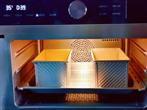 放入蒸烤箱进行二次发酵，35度40分钟。(室温发酵也可以，但是一定要保持吐司胚的湿度)