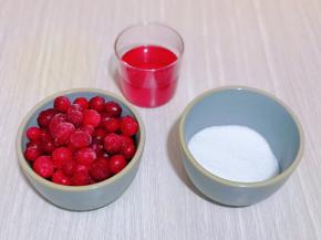 再准备好蔓越莓果汁。