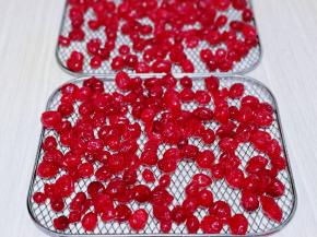 再把淋干汤汁的果摆放在烤网上，尽量不要去叠加，保证颗颗分明。