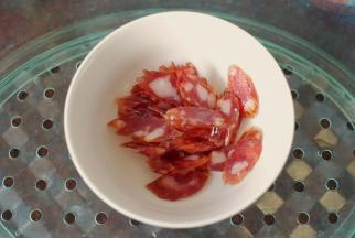 最后10分钟时放入切片的腊肠入蒸笼一起蒸