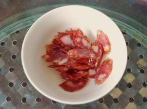 最后10分钟时放入切片的腊肠入蒸笼一起蒸