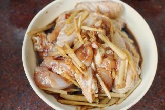 鸡翅洗净后斩块，然后加入料酒、盐、鸡精、生抽、老抽、白砂糖、姜丝和金龙鱼芝麻香油，抓拌均匀后腌制半小时以上