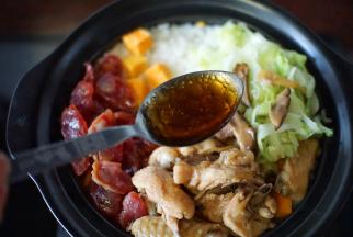 在米饭上淋入鸡翅酱汁