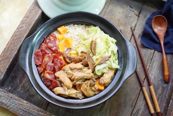 广式腊味滑鸡煲仔饭