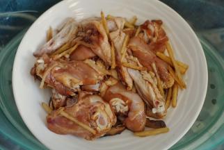 鸡翅腌制好后，将泡发好的香菇切片铺在盘底，放入蒸锅蒸35分钟