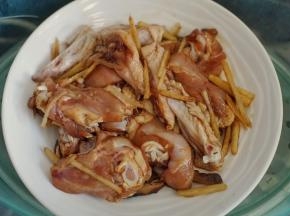 鸡翅腌制好后，将泡发好的香菇切片铺在盘底，放入蒸锅蒸35分钟