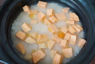 米洗净后用清水浸泡2小时以上，然后放入切小块的红薯，淋入5ml芝麻油，再放入炉火上大火烧开后转中火烧