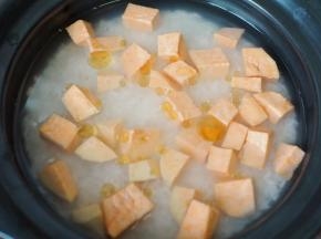 米洗净后用清水浸泡2小时以上，然后放入切小块的红薯，淋入5ml芝麻油，再放入炉火上大火烧开后转中火烧