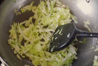 熱油鍋后放入切丝的包菜炒至九成熟