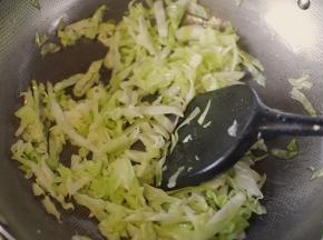 熱油鍋后放入切丝的包菜炒至九成熟