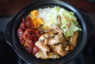 烧至米饭收汁后放入蒸好的腊肠、鸡翅和包菜