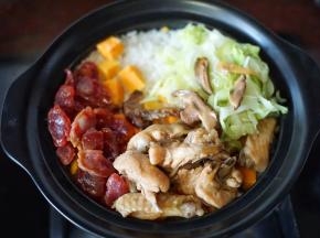 烧至米饭收汁后放入蒸好的腊肠、鸡翅和包菜