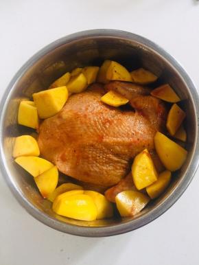 剩下没装完的土豆一起倒进电压力锅中！