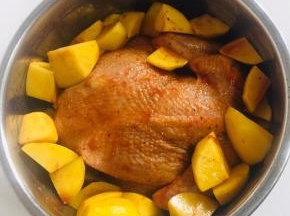 剩下没装完的土豆一起倒进电压力锅中！