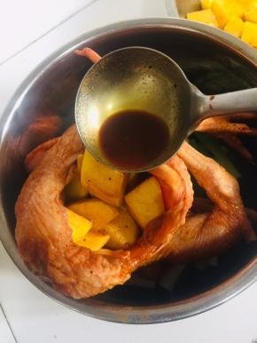 把拌匀的土豆塞到鸡肚子里，料汁儿也倒进去！