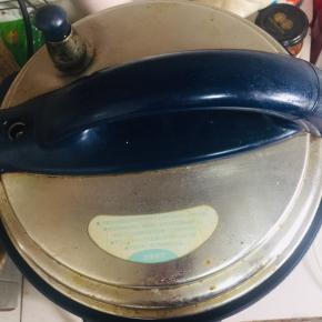 插上电源，按蹄筋键，跳至保温键后再按一次蹄筋键即可！如果是电饭煲做，按两次煮饭键即可！是不是非常的简单省事啊！