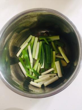 生姜切片，大葱切成段放入电压力锅内胆中！可以起到去腥，防止底部粘连！