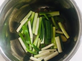 生姜切片，大葱切成段放入电压力锅内胆中！可以起到去腥，防止底部粘连！