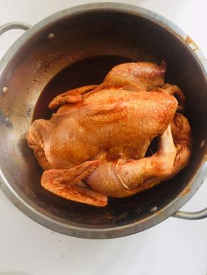 鸡清洗干净，加入料酒，生抽，奥尔良腌料抹匀腌制一个小时备用！中途翻面再按摩几下！