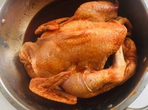 鸡清洗干净，加入料酒，生抽，奥尔良腌料抹匀腌制一个小时备用！中途翻面再按摩几下！